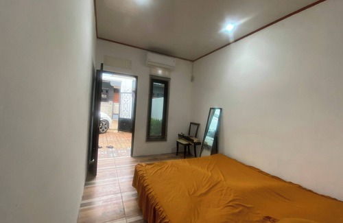 Depok Hotel | EXPRESS O 92147 Nia Residence