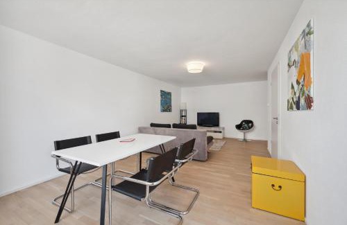 Boeblingen Apartment | EXQUIS Design 2BR Apartment BAUHAUS I Balkon I Parkplatz I Top-Lage I Mercedes-Benz I Kinderbetten