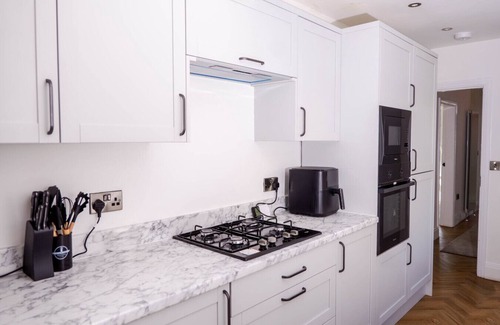 Trafford House | Exquisite 3BD Nordic Retreat - Free Parking