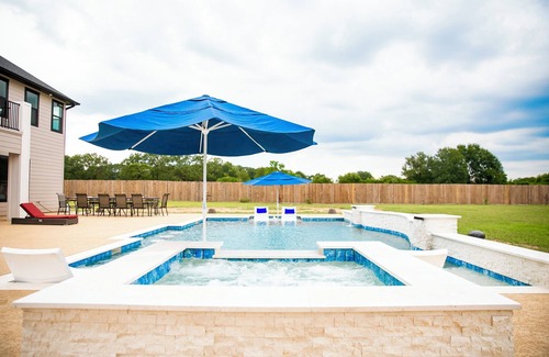 Prairie View House | Exquisite 7-bedroom chateau with EVERYTHING you need for a luxury getaway