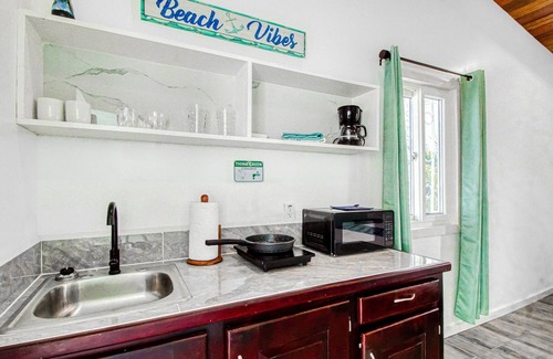 Caye Caulker House | Exquisite beach home with balcony, bikes, & kitchenette