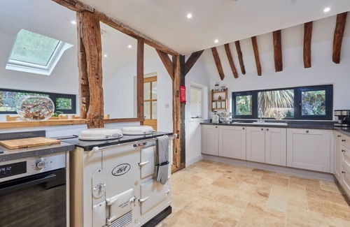 Waterlooville House | Exquisite Coach House w/vaulted ceiling & log fire