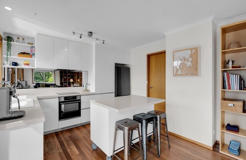 Coningham House | Exquisite Coastal Retreat: Waterfront Coningham Oasis near Bruny & Hobart