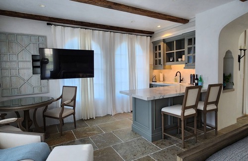 Woodside Villa | Exquisite Crescent Suite Walking Distance to Woodside Downtown