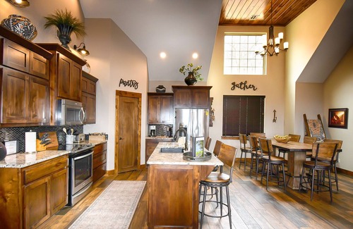 Cookson House | Exquisite Lake Tenkiller Home Away from Home