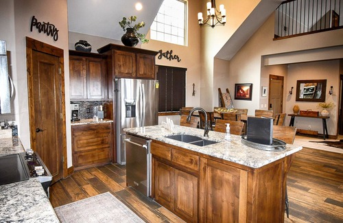 Cookson House | Exquisite Lake Tenkiller Home Away from Home