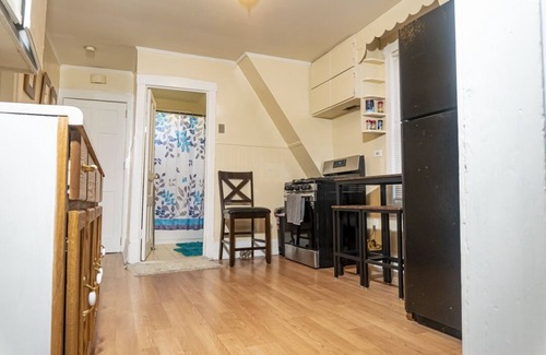 West Ridge Apartment | Exquisite Rogers Park 1bd/1bath Apt. Near Evanston