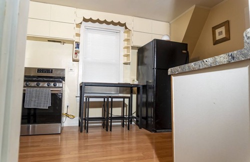 West Ridge Apartment | Exquisite Rogers Park 1bd/1bath Apt. Near Evanston