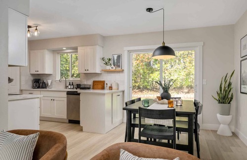 Bull Mountain House | Exquisite Single Level Retreat on Half-Acre, All New Decor and Furnishing, Pet Friendly, Open Layout