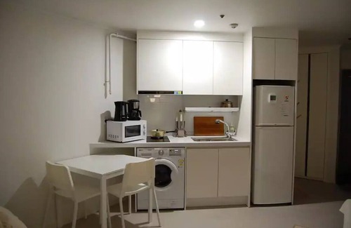 Bundang-gu Apartment | Exquisite White Home in Yatap-dong; Newly Renovated space