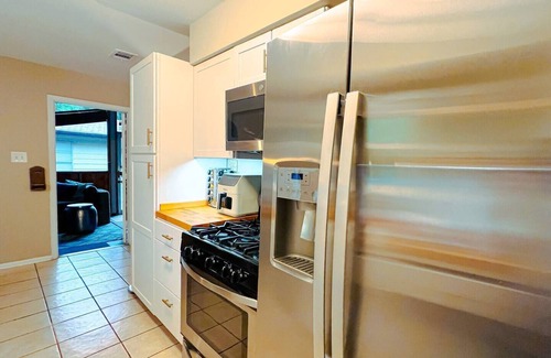 East Congress House | Extended Stay! 2br, 1ba + Full Office & Enclosed Patio in the St. Elmos District