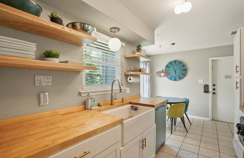 East Congress House | Extended Stay! 2br, 1ba + Full Office & Enclosed Patio in the St. Elmos District