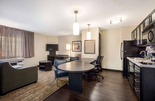Brentwood Hotel | Extended Stay – with Full Kitchen l Pet-friendly, Local Trails & Outdoor Fun