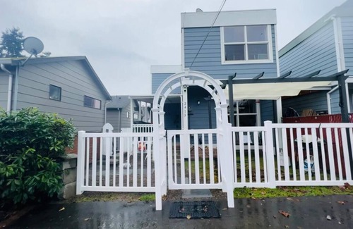Judkins Park House | Extra Cozy, Private Central Seattle Suite