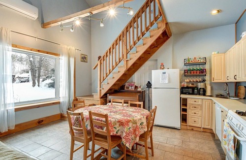 Marmora and Lake House | Extra-large 4,000 sq ft woodland retreat with authentic wood-fired sauna