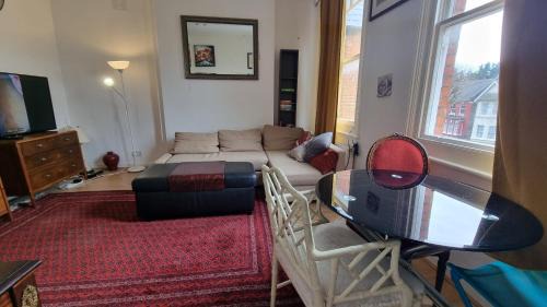 Mapesbury Bed & Breakfast | Extra Large One Bedroom Flat with Parking