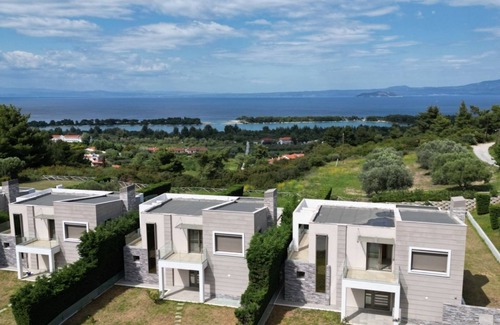 Pefkochori Villa | Extraordinary residence combining unlimited sea view and pure nature.