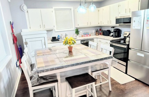 Greensboro House | Extreme Comfort 3BD/2BA Cozy Home Near Downtown, Colleges, Tanger, Coliseum