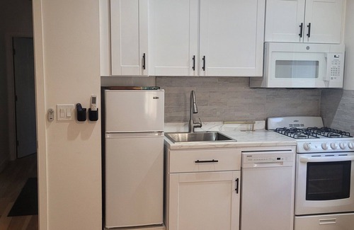 Wrigley House | Extremely Chill Remodeled One Bedroom Suite