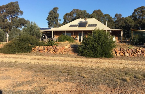 Wirrate House | Extremely comfortable off-grid stone house with stunnng views in natural setting