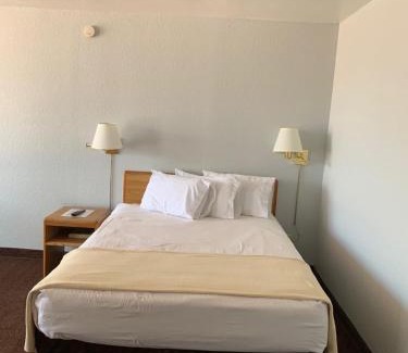 Downtown Phoenix Hotel | EZ 8 Motel Airporter
