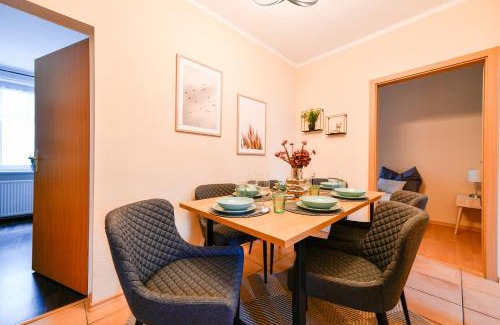 Cottbus Apartment | Fürst-Pückler-Apartment bis 6 Personen Waschmaschine Küche 2x Parkplätze Terrasse Netflix