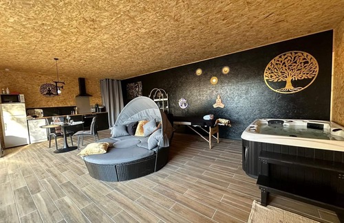 Malves-en-Minervois Cabin | "F"anny Wigwam 26m2 and 50m2 relaxation area