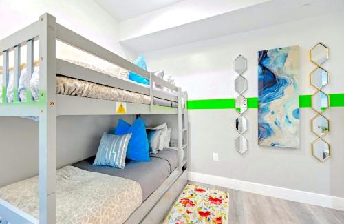 North Hollywood Apartment | F- Poppin NoHo Pad- HotTub, 2-Units, 15m U-Studios