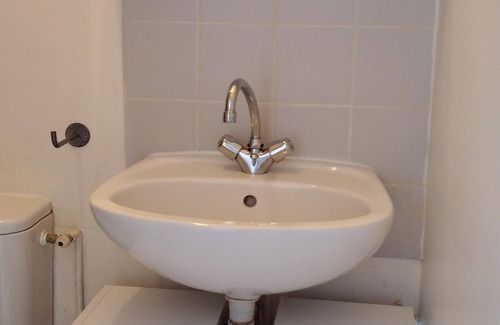 Maisons-Alfort Apartment | F1-Furnished, Near Vincennes racetrack, Château de Vincennes, Golf du Tremblay