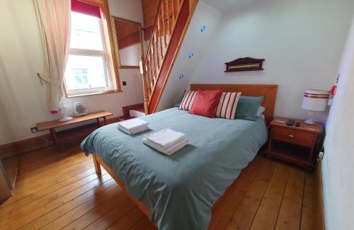 Barry House | F1 MAISON 108 - LARGE Holiday Home - Kitchen - Street FREE PARKING, NETFLIX - Fast WiFi - DVD's - Welcome Tray Fresh Milk - Meters from Gavin n Stacey Film House