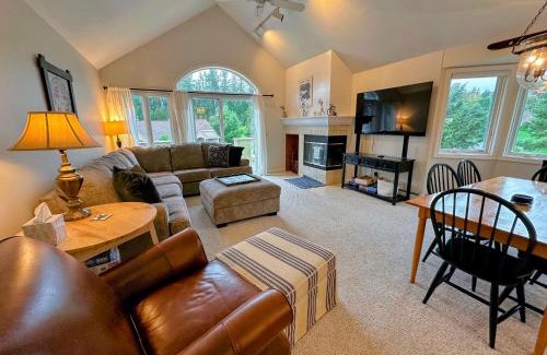 Bretton Woods House | F14 Bretton Woods Condo along golf course short walk from Omni Mount Washington Hotel