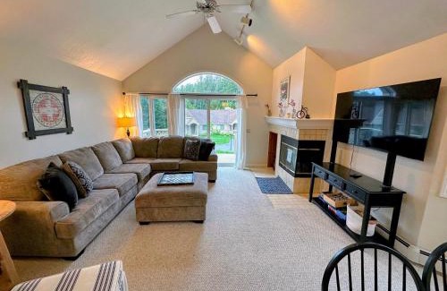 Bretton Woods House | F14 Bretton Woods Condo along golf course short walk from Omni Mount Washington Hotel