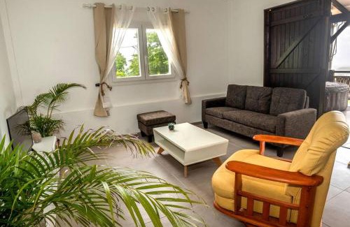 Tartane Apartment | F2 Ixora - spa - piscine - vue mer - 9 min de la plage - Ti Zwézo Paradi