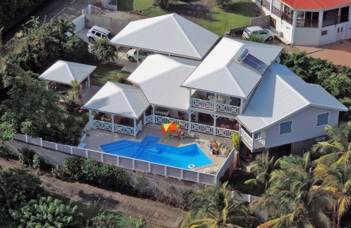 Case-Pilote House | F2 on the ground floor of a contemporary Creole villa