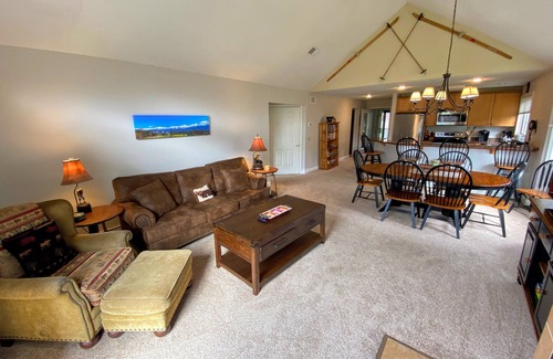 Bretton Woods House | F23 Awesome on golf course in Bretton Woods with Mountain Views, Roku, AC and Piano! Dog Friendly