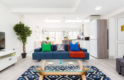 Sheldon House | Fab for Contractors or Relocations - A Stylish House & Garden+Parking