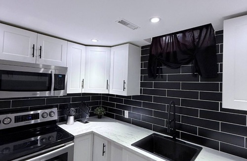 Whitby Apartment | Fabulous 2-bedroom apartment with AC in charming Whitby