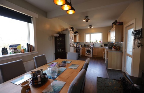 Bearsden House | Fabulous 3 bedroom Bungalow in Glasgow with Garden and Parking.