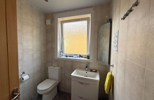 Bearsden House | Fabulous 3 bedroom Bungalow in Glasgow with Garden and Parking.