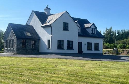 Oughterard House | Fabulous 4 Bedroom House, Gateway to Connemara