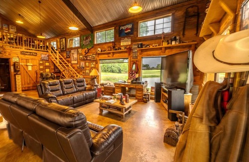 Bluff Dale Cabin | Fabulous family friendly-3-bedroom cabin within minutes of Stephenville and TSU