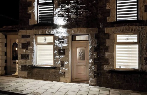 Rhondda Cynon Taff Apartment | Fabulous Fiery Flat w/body shower - Tylorstown