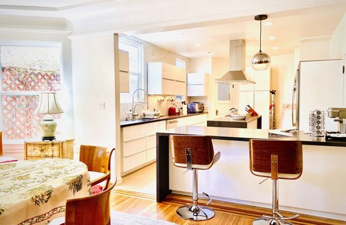 Lake Street House | Fabulous Location! Beautiful contemporary interior design. A Jewel!