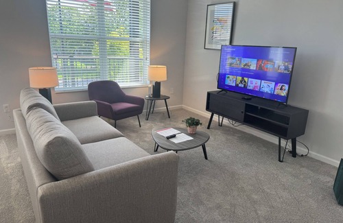 Columbus Apartment | Fabulous on Federated with A/C, top floor, enclosed balcony!