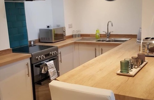 Sidmouth Apartment | Fabulous Sidmouth apartment with sea peeps