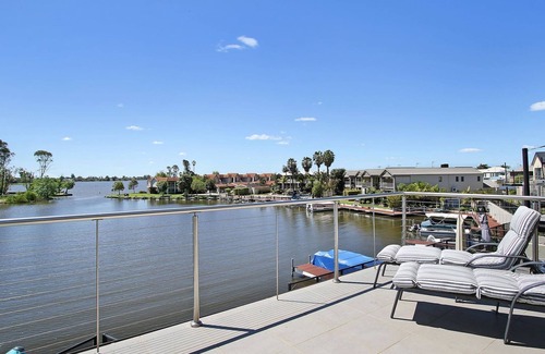 Murray Valley House | Fabulous townshouse with access to the lagoon at Lake Mulwala. Walk to the clubs and enjoy jetty.