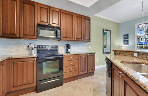 Royal Harbor Cottage | fabulous waterfront resort, 3 pools, lazy river, walk to 5th Ave!