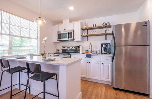 West San Antonio Apartment | Facing Collins Garden Park, 2nd Floor Studio