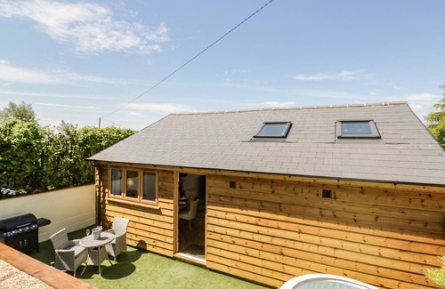 Farden Cottage | FAIRFIELD, romantic, with hot tub in Clee Hill