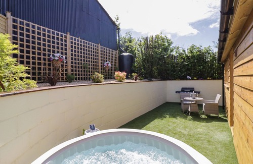 Farden Cottage | FAIRFIELD, romantic, with hot tub in Clee Hill